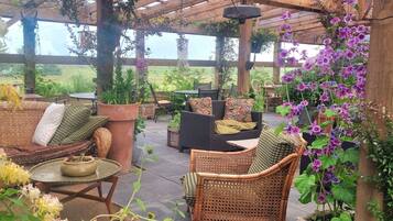 Villa Confort, patio, vistas al jardín | Restaurante al aire libre