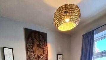 Cortinas opacas, wifi gratis, ropa de cama