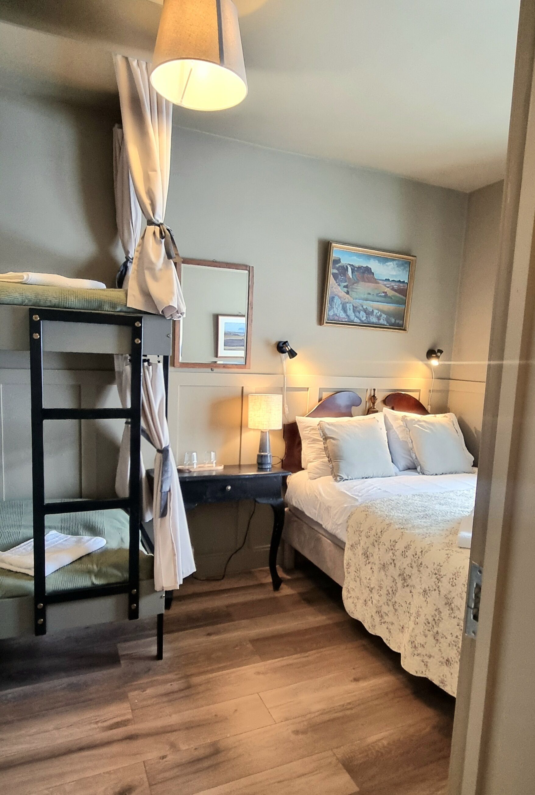 Perhehuone, oma kylpyhuone, näköala puutarhaan | Pimennysverhot, ilmainen Wi-Fi, vuodevaatteet, pääsy pyörätuolilla