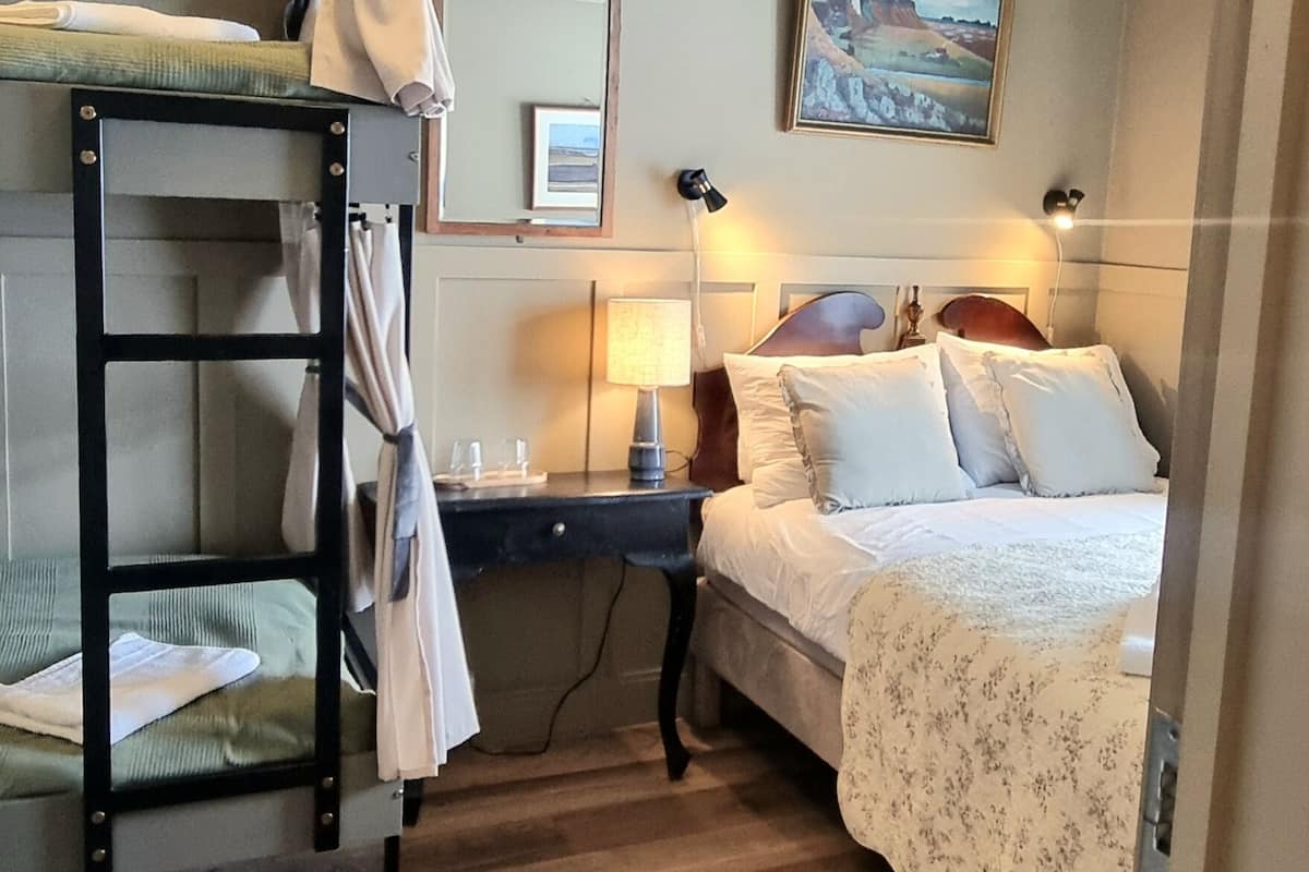 Perhehuone, oma kylpyhuone, näköala puutarhaan | Pimennysverhot, ilmainen Wi-Fi, vuodevaatteet, pääsy pyörätuolilla