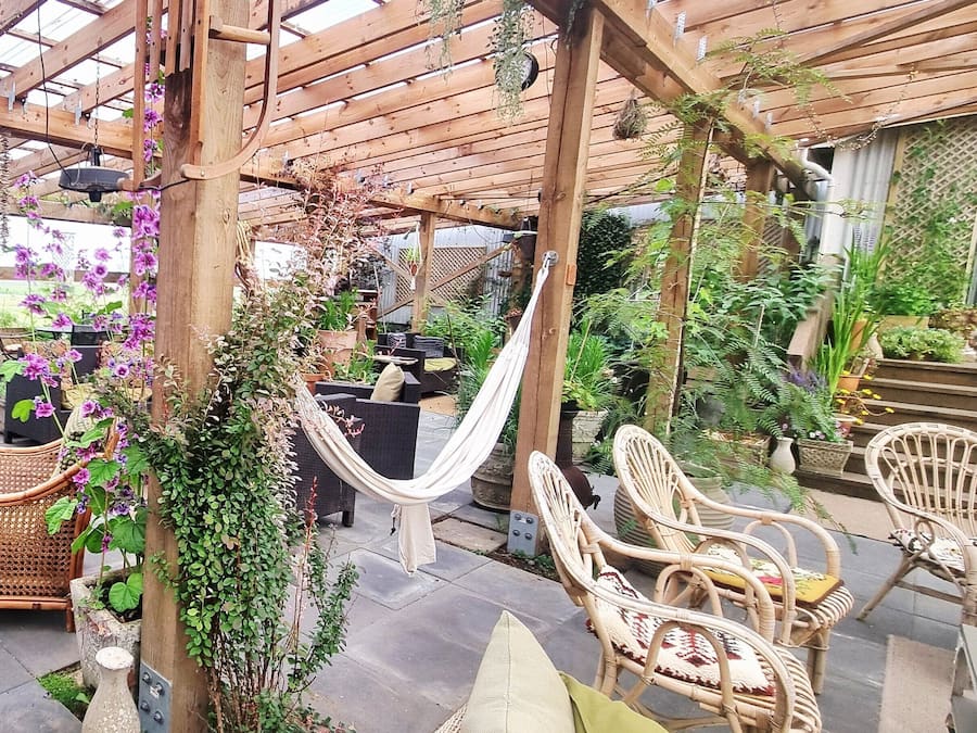 Comfort-villa - terrasse - udsigt til have | Udendørs spisemuligheder