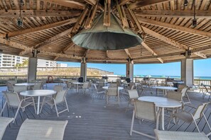 Outdoor dining - Jetty East 106B steps from beach, complimentary beach service! (Destin)