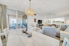 Smart TV, books - Jetty East 106B steps from beach, complimentary beach service! (Destin)