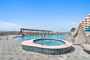 A heated pool - Jetty East 106B steps from beach, complimentary beach service! (Destin)