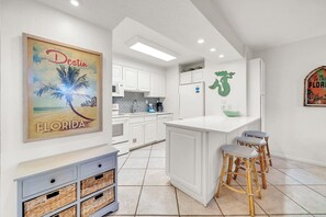 Fridge, microwave, oven, stovetop - Jetty East 106B steps from beach, complimentary beach service! (Destin)