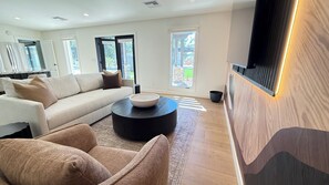 Tél évision, cheminée, table de tennis de table