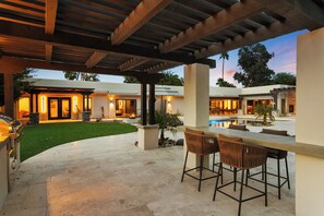 Outdoor dining - NEW 9BR+Casita Luxury Estate | Heated Pool, Hot Tub & Sport Court (Scottsdale)