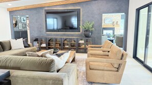 Télévision, cheminée, table de tennis de table