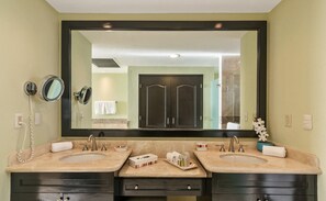 Ducha, bañera de hidromasaje, secador de pelo y toallas