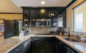 Microondas, horno y placa de cocina