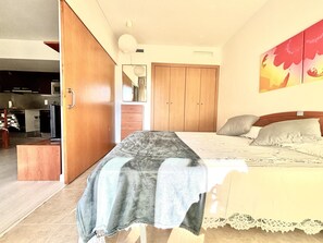 Room - Mestral 1-4- Apartment with terrace, swimming pool and parking lot (Roses)