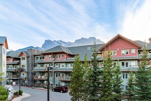 Exterior - Heated Outdoor Pool Near Banff Park (Canmore)