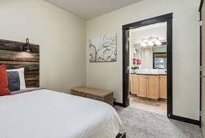 2 bedrooms, iron/ironing board, free WiFi, bed sheets - Heated Outdoor Pool Near Banff Park (Canmore)