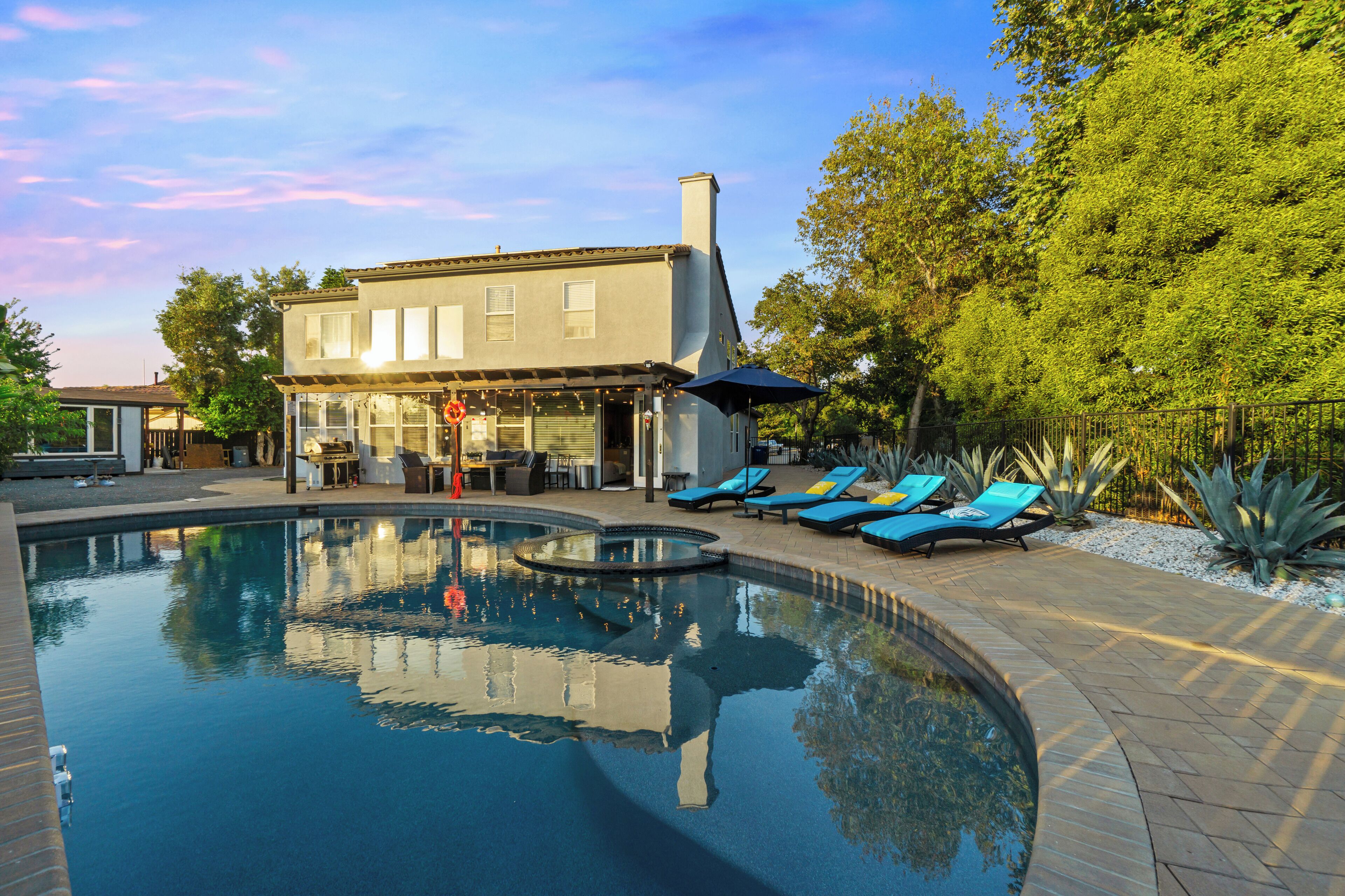 Una piscina al aire libre
