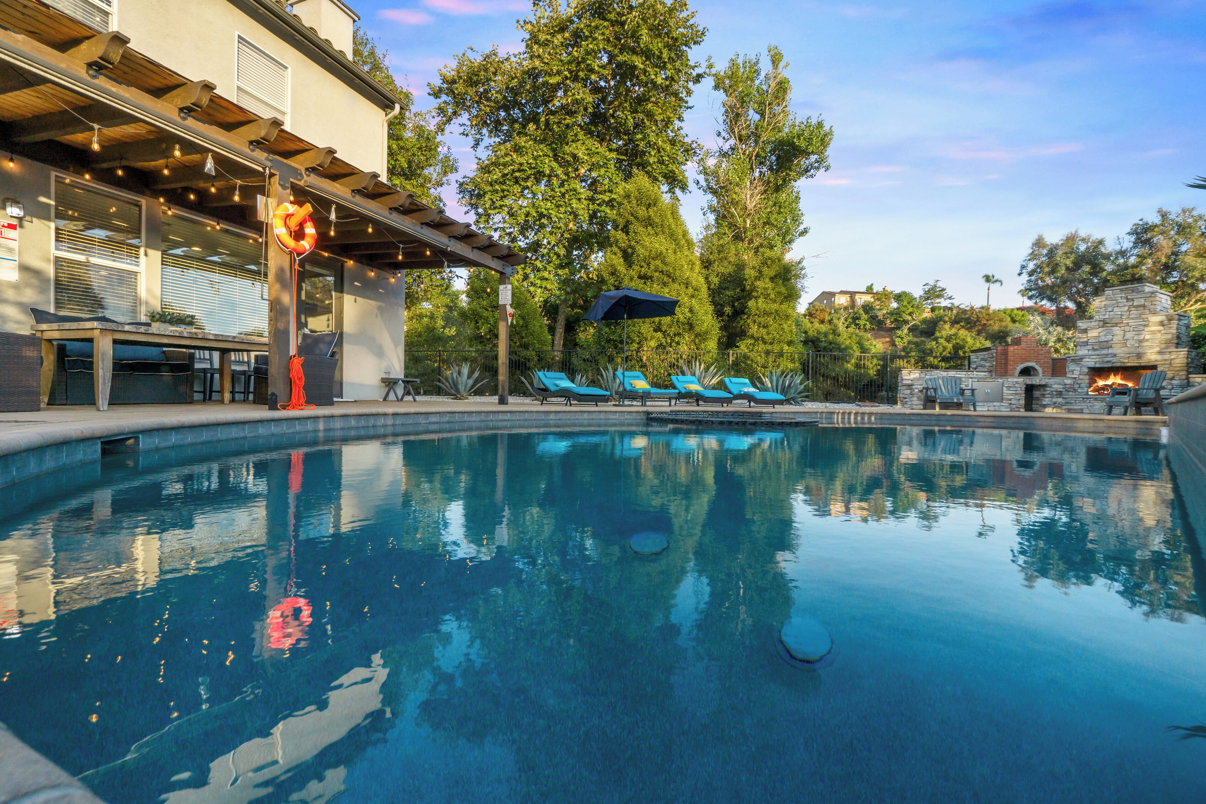 Una piscina al aire libre
