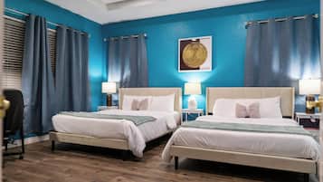 Escritorio, tabla de planchar con plancha, wifi gratis y ropa de cama