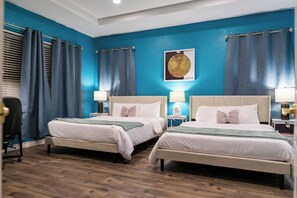 Escriptori, planxa i posts de planxar, wifi gratuïta i roba de llit