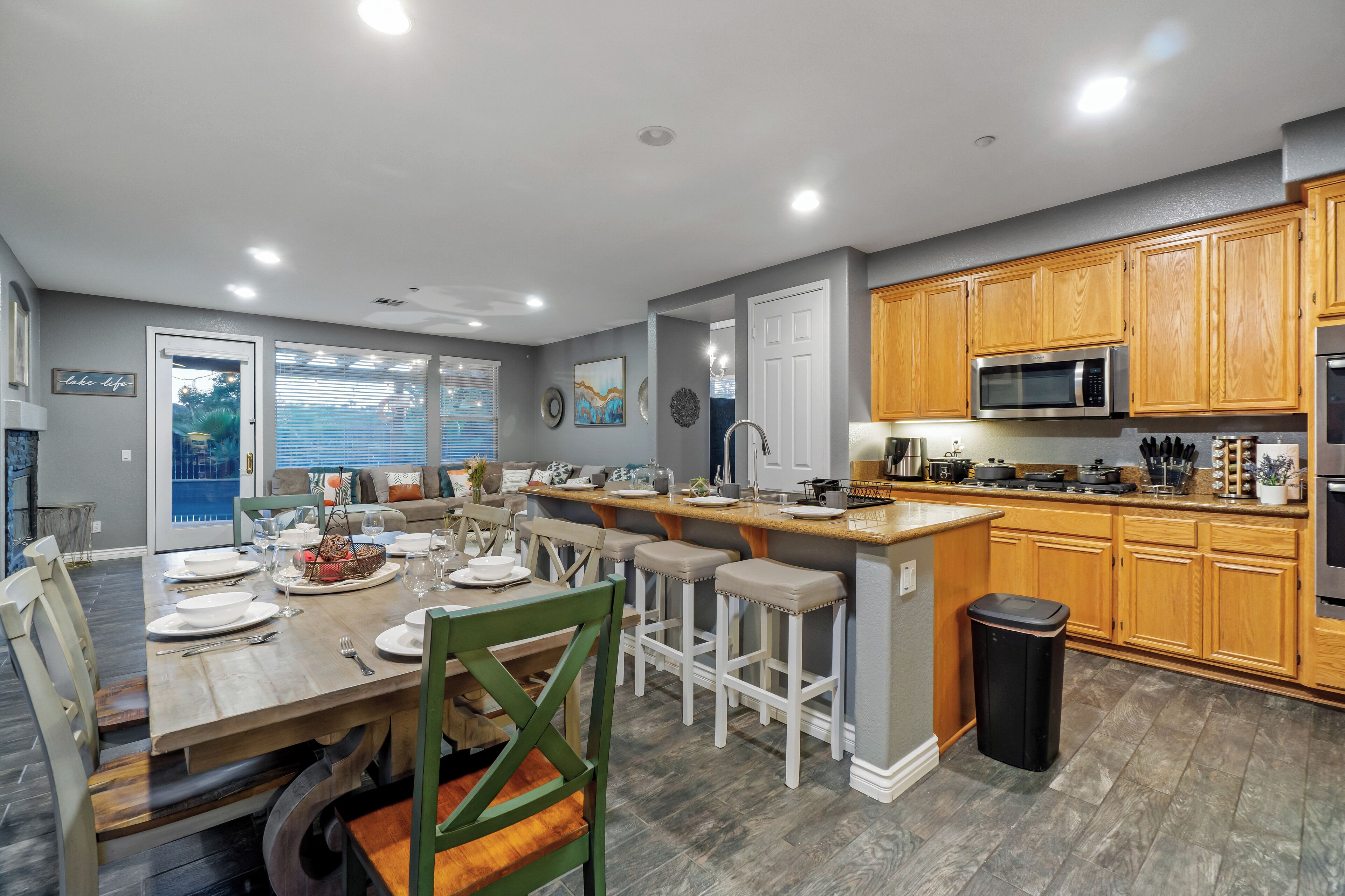 Een koelkast, een magnetron, een oven, een kookplaat