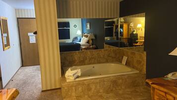 Habitación estándar | Baño | Tina con regadera, secadora de cabello, toallas