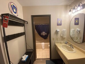 MIL BREWERS  2 QUEEN BED | Bathroom | Combined shower/tub, hair dryer, towels - Pioneer Motor inn (Westfield)