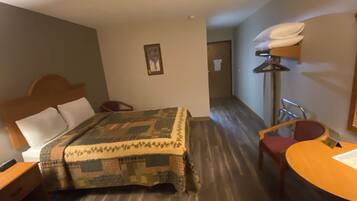 Habitación individual estándar | Cortinas blackout, tabla de planchar con plancha y wifi gratis