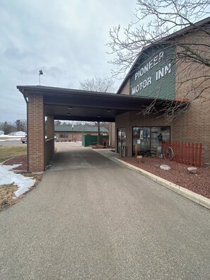 Front of property - Pioneer Motor inn (Westfield)
