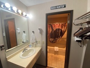 Bathroom - Pioneer Motor inn (Westfield)