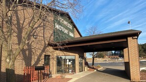 A brick building with a green sign reading "Cedar Motor Inn." - Pioneer Motor inn (Westfield)