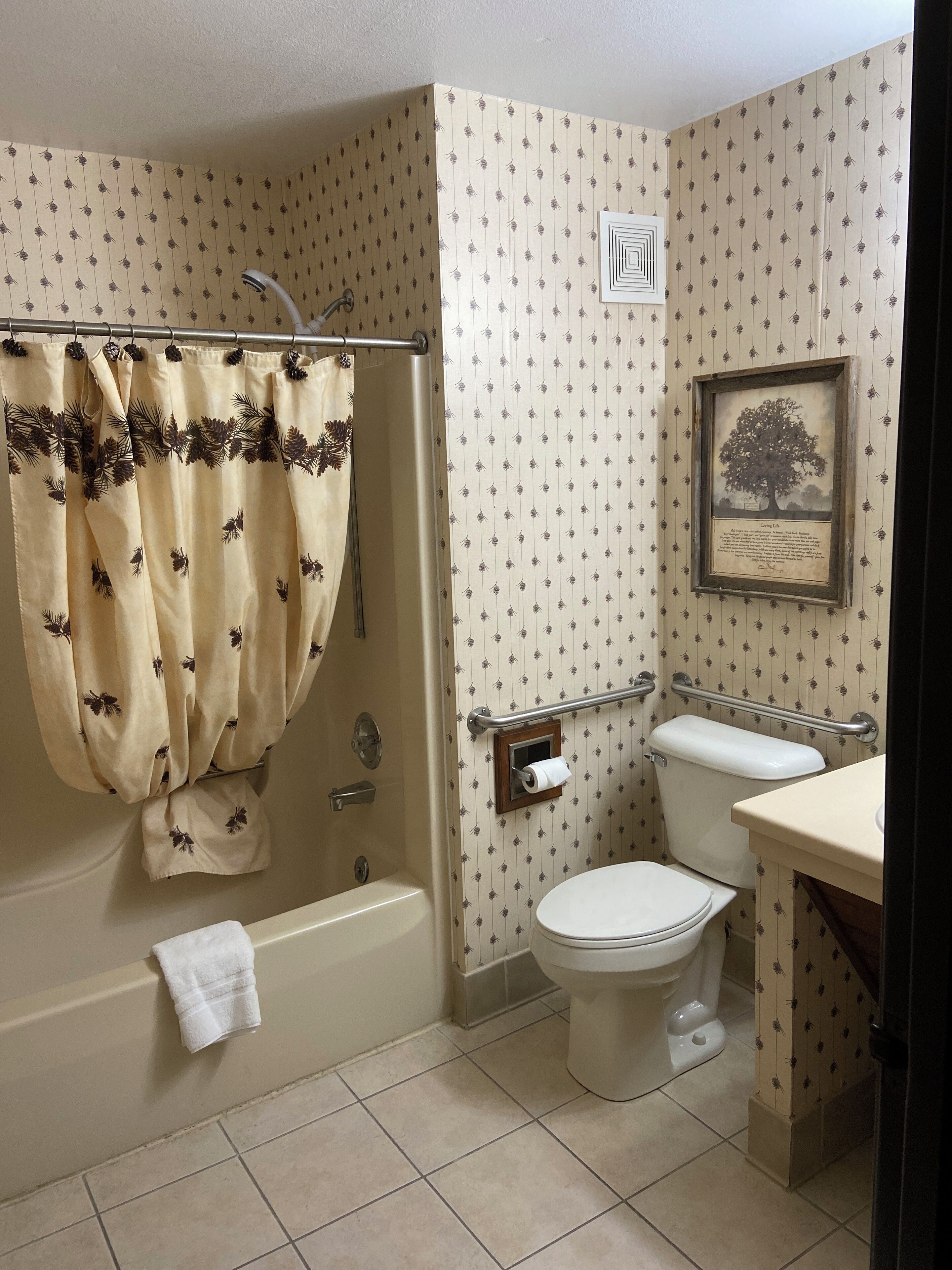 Enkeltrom – standard | Bad | Kombinert dusj/badekar, hårføner og håndklær