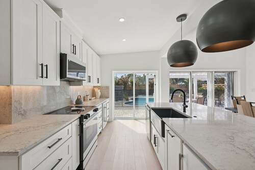 Rod & Reel Retreat | Heated Pool & Spa | Golf Cart | Steps to Beach