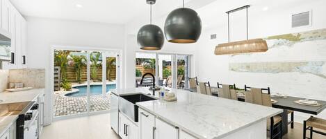 Kühlschrank, Mikrowelle, Ofen, Geschirrspüler