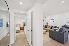 Un salon moderne avec un canapé, une table basse et un téléviseur.