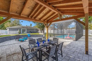 Outdoor dining - Charming 2BR Home w heated pool in Clearwater, perfect for 5 guests near the beach! (Clearwater)