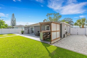 Outdoor dining - Charming 2BR Home w heated pool in Clearwater, perfect for 5 guests near the beach! (Clearwater)