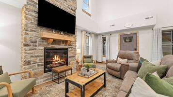 Smart-TV, Kamin, Bücher