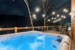 Outdoor spa tub - Longbranch Lodge | Lakeside Tall Timbers Camp Home Near Pools & Lake (Hollister)