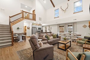 Smart TV, fireplace, books - Longbranch Lodge | Lakeside Tall Timbers Camp Home Near Pools & Lake (Hollister)