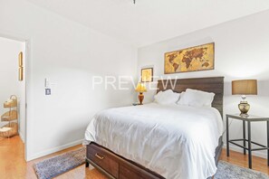4 habitaciones, tabla de planchar con plancha y cuna de viaje 