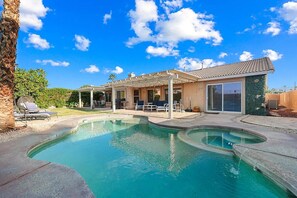 A residential property with a swimming pool, outdoor seating, and a covered patio. - Spacious 5-bedroom house in fabulous Indio with Private Pool (Indio)