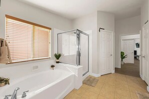 Jetted bath, hair dryer, towels, soap - Spacious 5-bedroom house in fabulous Indio with Private Pool (Indio)