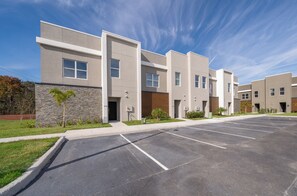Exterior - Luxury 5BR Villa Near Parks - Private Pool & Game Room (Kissimmee)