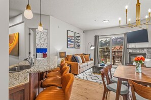 Smart TV, fireplace - Rockies Getaway Condo With Mountain View (Canmore)
