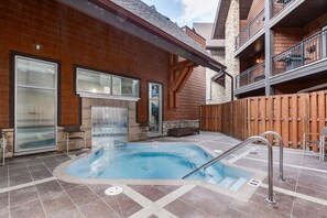 Pool - Rockies Getaway Condo With Mountain View (Canmore)