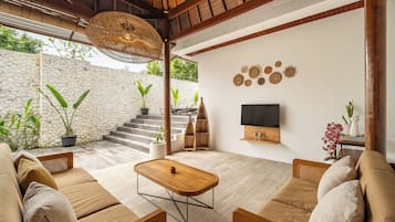 Vila Deluks, 2 kamar tidur, kamar mandi pribadi | Area keluarga | Smart TV 42-cm dengan saluran TV digital, Netflix, dan layanan streaming