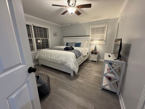 3 bedrooms, iron/ironing board, WiFi, bed sheets - Superb 3-bedroom Cottage with AC in charming Johns Island, utilities included! (Johns Island)