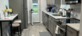 Superb 3-bedroom Cottage with AC in charming Johns Island, utilities included!
