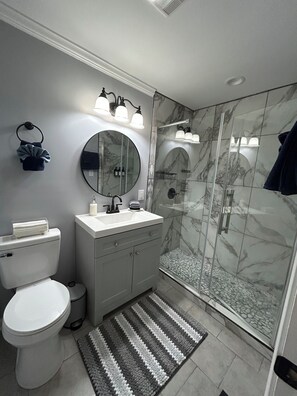 Shower, hair dryer, towels, soap - Superb 3-bedroom Cottage with AC in charming Johns Island, utilities included! (Johns Island)