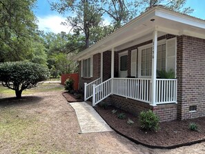 Exterior - Superb 3-bedroom Cottage with AC in charming Johns Island, utilities included! (Johns Island)