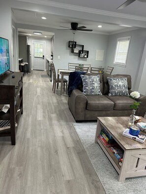 Smart TV - Superb 3-bedroom Cottage with AC in charming Johns Island, utilities included! (Johns Island)