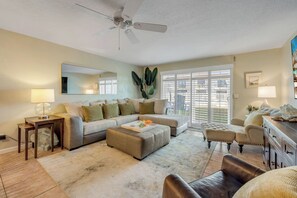 TV - NEW Pet friendly 2/2 townhouse, Beachfront property with a seasonally heated pool (Flagler Beach)